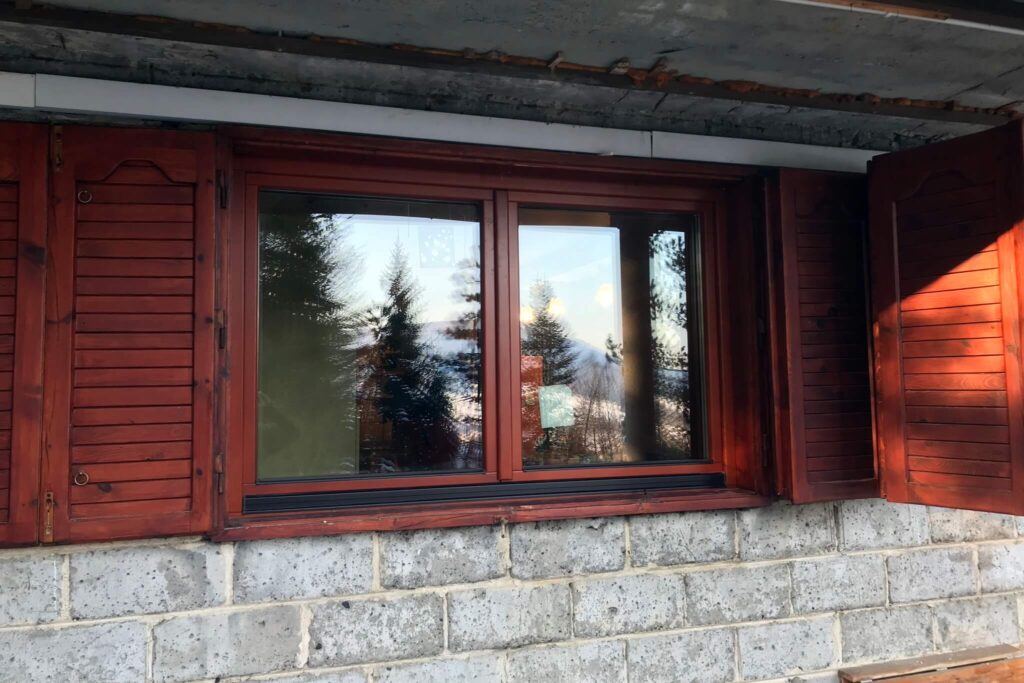 Drewniane okna energooszczędne w okiennicach