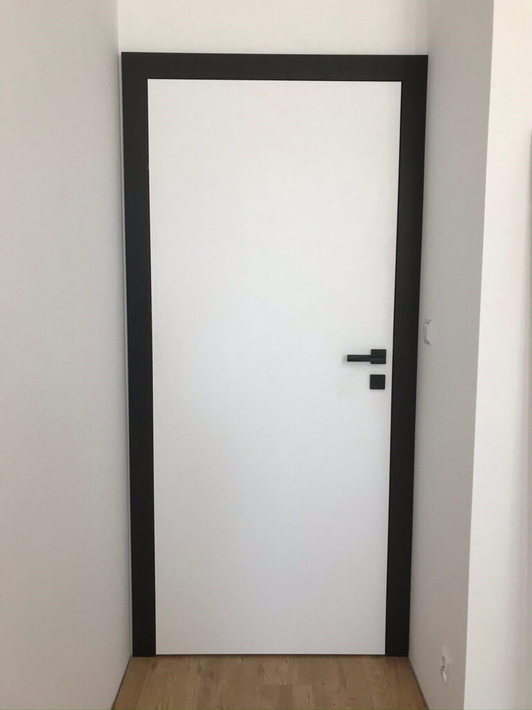 Białe drzwi i czarne futryny - Tokarczyk Kraków