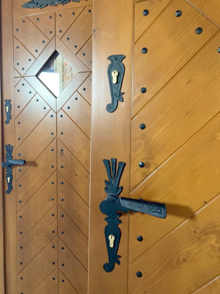 Drzwi w stylu góralskim na zamówienie - Okna i drzwi Tokarczyk Kraków