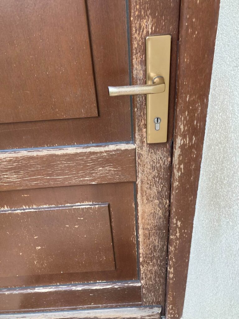 Wejściowe drzwi drewniane wymagające renowacji - FHU Tokarczyk Kraków