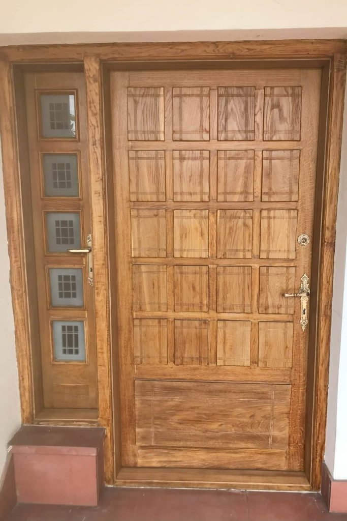 Renowacja drewnianych drzwi z naświetlem - Tokarczyk Kraków