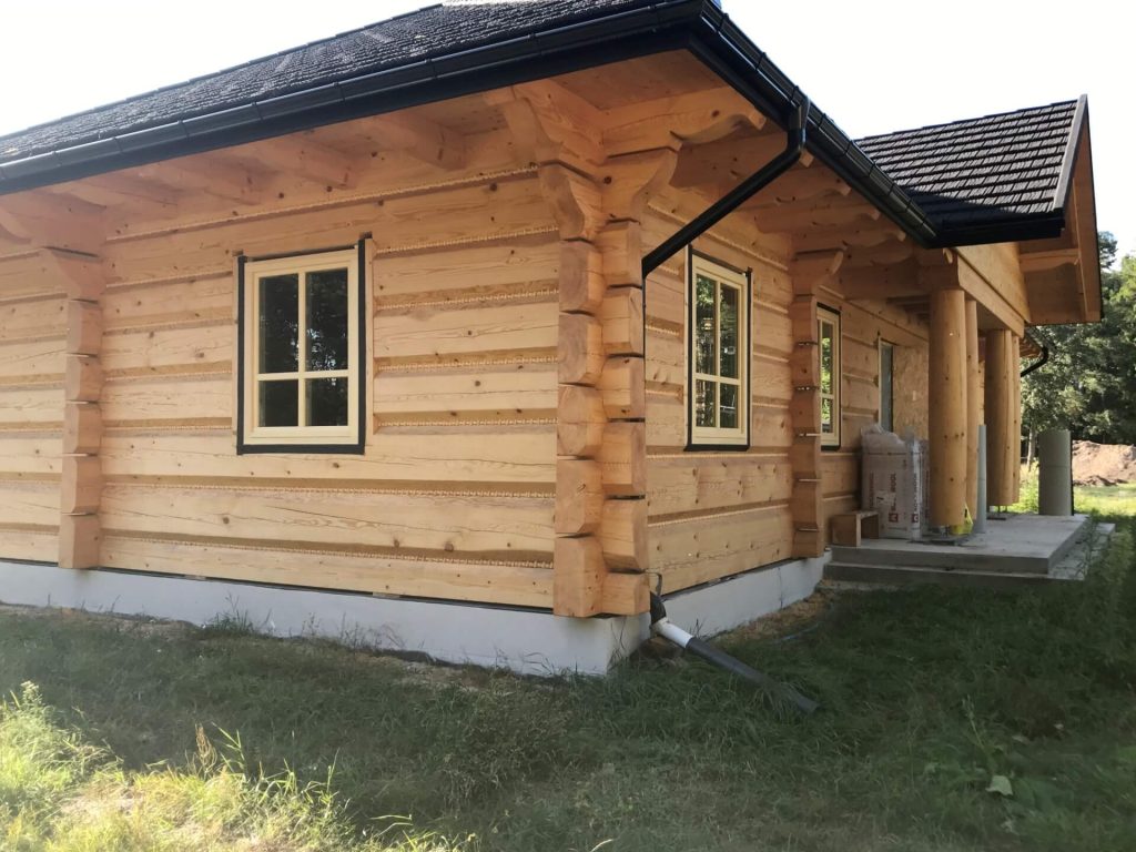 Montaż okien drewnianych w domu z bala - Tokarczyk Małopolska