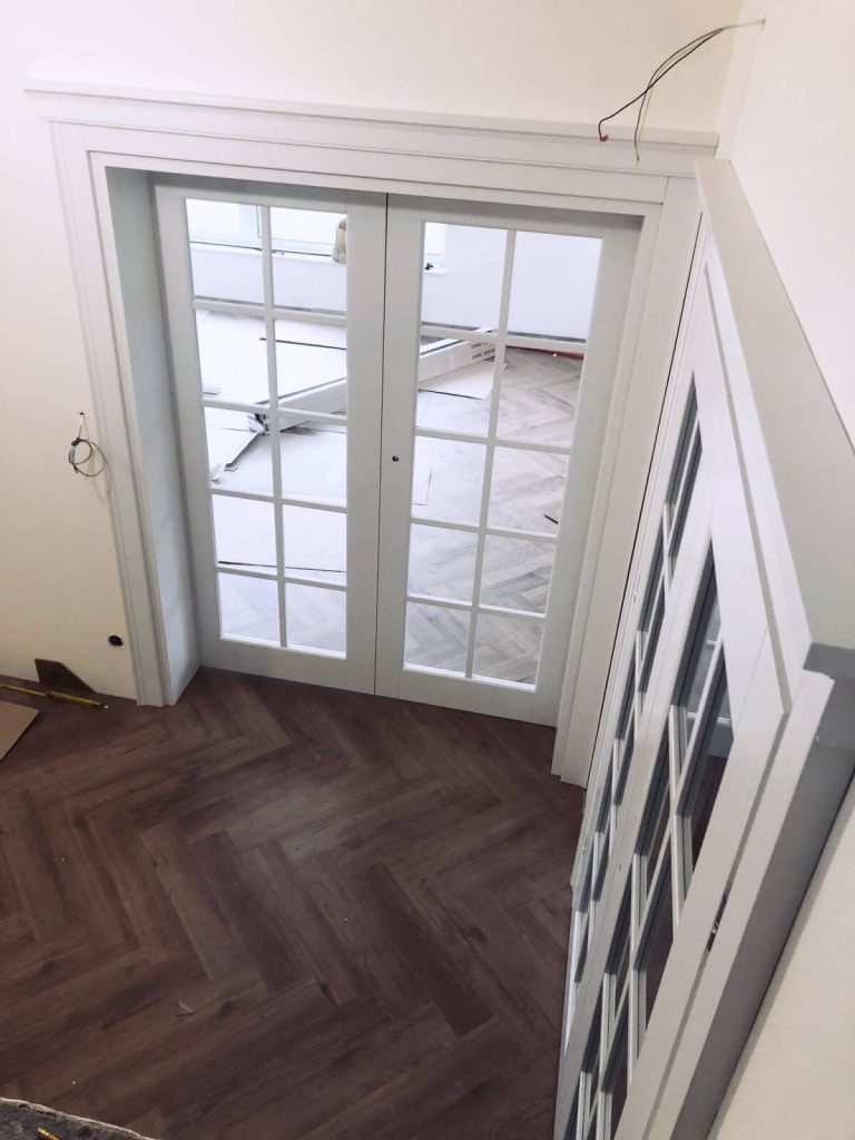 Drzwi angielskie z opaskami ozdobnymi i koroną - FHU Tokarczyk Kraków