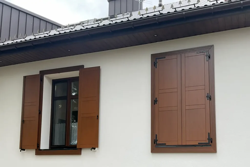 Montaż okiennic z drewna meranti - FHU Tokarczyk Kraków