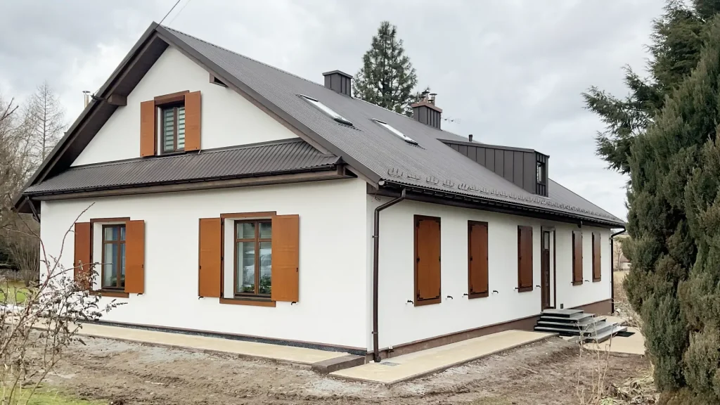 Okiennice drewniane z meranti – rzemieślnicza realizacja w domu z poddaszem użytkowym